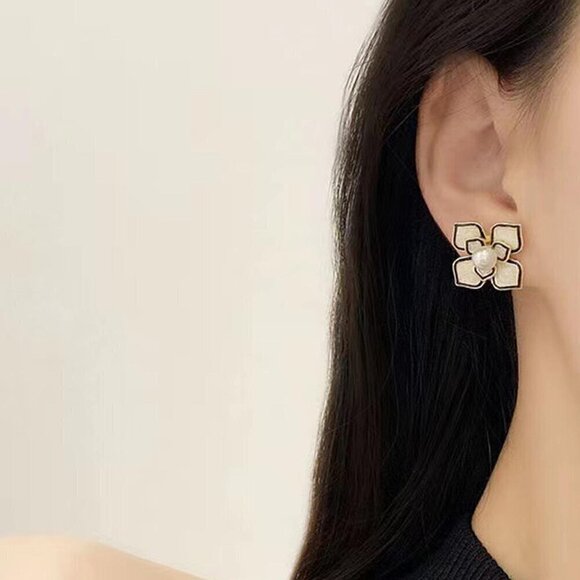 Black and White Women's Faux Pearl & Flower Design Drop Earring - Picture 4 of 4